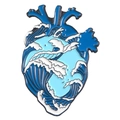 Détail du pin's cœur anatomique en émail avec motif La Grande Vague de Kanagawa - Xz2051