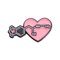 Spilla smaltata con struttura chimica unica e sfondo a forma di cuore rosa acceso - Cuore Rosa Molecolare (XZ9863)