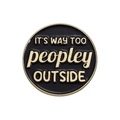 Pin de esmalte negro con texto dorado divertido: IT'S WAY TOO peopley OUTSIDE - Eslogan Redondo-Negro (XZ9703)