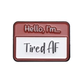 Broche amusante en émail avec le design de badge « Hello I'm Tired AF » en rouge. - Badge de Nom Fatigué