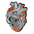 Pin's cœur mécanique en émail avec engrenages et tuyaux en orange et argenté - Xz3876