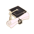 Spilla di laurea smaltata con tocco nero, pergamena bianca e nappina dorata decorativa - Tocco con Pergamena Bianca (SXZ364)