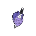 Gothic hart emaille pin met dolk en de tekst 'Live through the pain' - Dolk Door Hart Stijl (QHXZ1351)