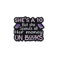 Zwarte emaille rechthoekige speld met tekst She is a 10 But she Spends all Her money ON BOOKS - Thema Boeken Uitgeven (QHXZ1657)
