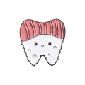 Épinglette créative en émail avec un personnage de dent mignon au motif de sushi saumon - Dent de Sushi au Saumon (QHXZ675)
