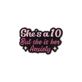 She's a 10 But she is her Anxiety zwarte emaille speld met roze artistieke tekst - Thema Angst (QHXZ1659)