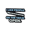 Emaille-Brosche mit Text 'I LIKE PEOPLE ON THE TABLE OPEN' und Skalpell-Grafik - Auf dem Tisch Text (QHXZ2970)