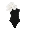 Costume da bagno intero nero con un grande fiore 3D bianco sulla spalla - S / Costume Intero Nero