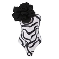 Costume intero con fiore 3D nero e motivo a onde astratte su fondo bianco - S / Costume Intero Stampa Zebra