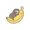 Spilla in smalto con bradipo che abbraccia una banana in metallo giallo e marrone - Stile che Tiene una Banana (QHXZ1174)