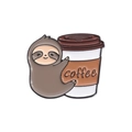 Spilla smaltata con bradipo che abbraccia una tazza di caffè e bordi dorati - Stile che Tiene un Caffè (QHXZ1175)