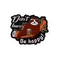 Καρφίτσα σμάλτου βραδύποδας με κείμενο Don't hurry Be happy σε λευκό φόντο - Βραδύπους με Μπύρα Don't Hurry Be Happy (QHXZ4103)