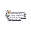 Macro d'un pin's en émail avec motifs floraux et citations motivantes pour lecteurs - Citation Fleur Blanche (QHXZ351)