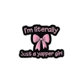 Dettaglio della spilla in smalto con fiocco rosa e testo I'm literally just a yapper girl - Design Yapper Girl(QHXZ3371)