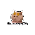 Pin de gato divertido con frase Yes I am Judging You y gafas amarillas sobre fondo blanco - Gato con Máscara de Juicio (UVXZ094)