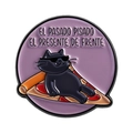 Pin redondo morado de gato negro sobre pizza con la frase El pasado pisado el presente - Estilo Gato Negro Tumbado en Pizza (QHXZ5093)