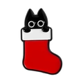 Weihnachtssocken mit schwarzer Katze Emaille Pin in rot-weißen festlichen Farben - Schwarze Katze im Weihnachtssocken-Stil (QHXZ5116)