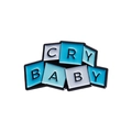 Rosa Emaille-Brosche mit blauen Buchstaben CRY BABY im modernen Block-Design - Cry Baby Stil (QHXZ241)