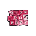 Rosa Emaille-Brosche mit Not Your Baby Text und Herz auf schwarzer Metallbasis - Not Your Baby Stil (QHXZ243)