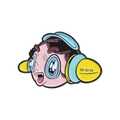 Pin de esmalte estilo cartoon de un chico con auriculares amarillos y ojos pop-art - Estilo Niño con Auriculares (QHXZ371)
