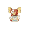 Épingle en émail de Gizmo tenant une tasse de café bleue avec des bordures dorées - Style Personnage de Dessin Animé Tenant une Tasse (QHXZ756)