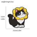Cartoon Emaille-Anstecknadel Katze mit Maßangaben und Gewichtsangaben für Kleidung - Katze Mit Gelbem Blumenhalsband Stil (XZ3626-2)