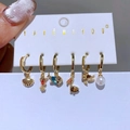 Set di orecchini a cerchio dorati a tema marino con ciondoli squalo e zirconi - Animale Marino Nota Perla (Set) / Oro 14K