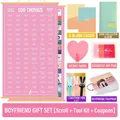 Set calendario rosa interattivo per coppie con accessori e timbri per 100 attività - Set Voucher Fidanzato / Pergamena di Coppia Rosa