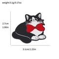 Süße schwarz-weiße Cartoon-Katze Emaille-Anstecknadel mit roter Schleife und Maßen - Sitzende Katze Mit Roter Schleife Stil (XZ3626-1)