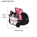 Niedliche schwarz-weiße Cartoon-Katzen-Emaille-Nadel mit rosa Schleife und Maßen 3,4x3,2cm - Seitliche Katze Mit Rosa Band Stil (XZ3626-3)
