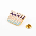 Bunter You're Doing Great Emaille-Pin mit Goldbeschichtung und Schmetterlingsverschluss - YOU'RE DOING GREAT Schriftzug