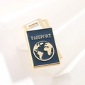 Reisemotiv Emaille Brosche als marineblauer Reisepass und Bordkarte mit Goldrand - Reisepass Stil