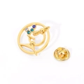 Gouden microscoopspeld met veelkleurige kristallen en vlindersluiting - Goud