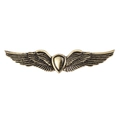 Distintivo metallico The Last of Us con ali dorate vintage su sfondo bianco neutro - Oro Anticato