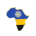 Afrika-Karten-Brosche mit blau-gelb-schwarzen Flaggenfarben und goldenen Metallkanten - Ruanda