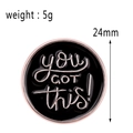 Spilla tonda in smalto nero con scritta 'YOU GOT THIS!' in oro rosa e lucida - Foglia di Giglio Verde