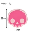 Dettaglio della spilla smaltata a teschio rosa con misure 22x24mm e peso di soli 5g - Teschio Rosa (XZ821)