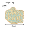 Dettaglio della spilla smaltata Be Kind con dimensioni 28x25mm e finitura verde menta - Nuvola Verde Menta Be Kind (XZ812)