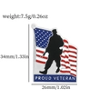 Distintivo Proud Veteran in metallo con bandiera USA e silhouette di soldato, 34 mm - Stile Soldato Veterano (XZ2214-10)