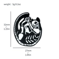 Zwart-witte skelet kat emaille speld met afmetingen 32x27mm en een gewicht van 5g - Opgekrulde Skeletkat (XZ2358-1)