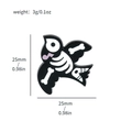 Zwarte emaille vogel skelet broche met roze hart details, 25mm metalen speldje - Vliegende Skeletvogel (XZ2358-3)
