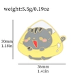 Spilla smaltata gatto grigio in scatola gialla, dimensioni 30mm x 36mm - Gatto Grigio Stile Palla Di Riso