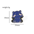 Spilla smaltata gatto blu con mantello nero da vampiro e bordi dorati galvanizzati - Gatto con Mantello da Vampiro (XZ3020-4)