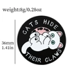 Cartoon Emaille Anstecknadel mit weißer Katze und Aufschrift Cats Hide Their Claws - Liegende Weiße Katze Stil(XZ3036-1)