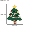 Broche de esmalte de árbol de Navidad verde con medidas 26mm x 20mm en fondo blanco - Árbol de Navidad