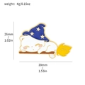 Cartoon witte tovenaarskat emaille broche op bezemsteel, Halloween pin accessoire - Heksenkat op Bezem Stijl (XZ3020-3)