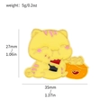 Schattige gele emaille kattenbroche voor tassen, 35mm groot en lichtgewicht van 5g - Gele Kat die Taiyaki eet Stijl (XZ3020-7)