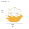 Emaille speld witte kat in 'Boo' doosje met gouden plating en afmetingen - Witte Kat in Doos Boo Stijl (XZ3020-9)