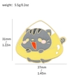 Emaille broche met grijze cyperse kat en banaan, afmetingen 31mm bij 37mm groot - Grijze Kat in Banaan Stijl (XZ3020-12)
