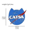 Detail der CATSA Emaille-Katzenbrosche im NASA-Stil mit Maßen 35mm mal 32mm - CATSA Logo Stil / Blaue Weltraumkatze (XZ1692)